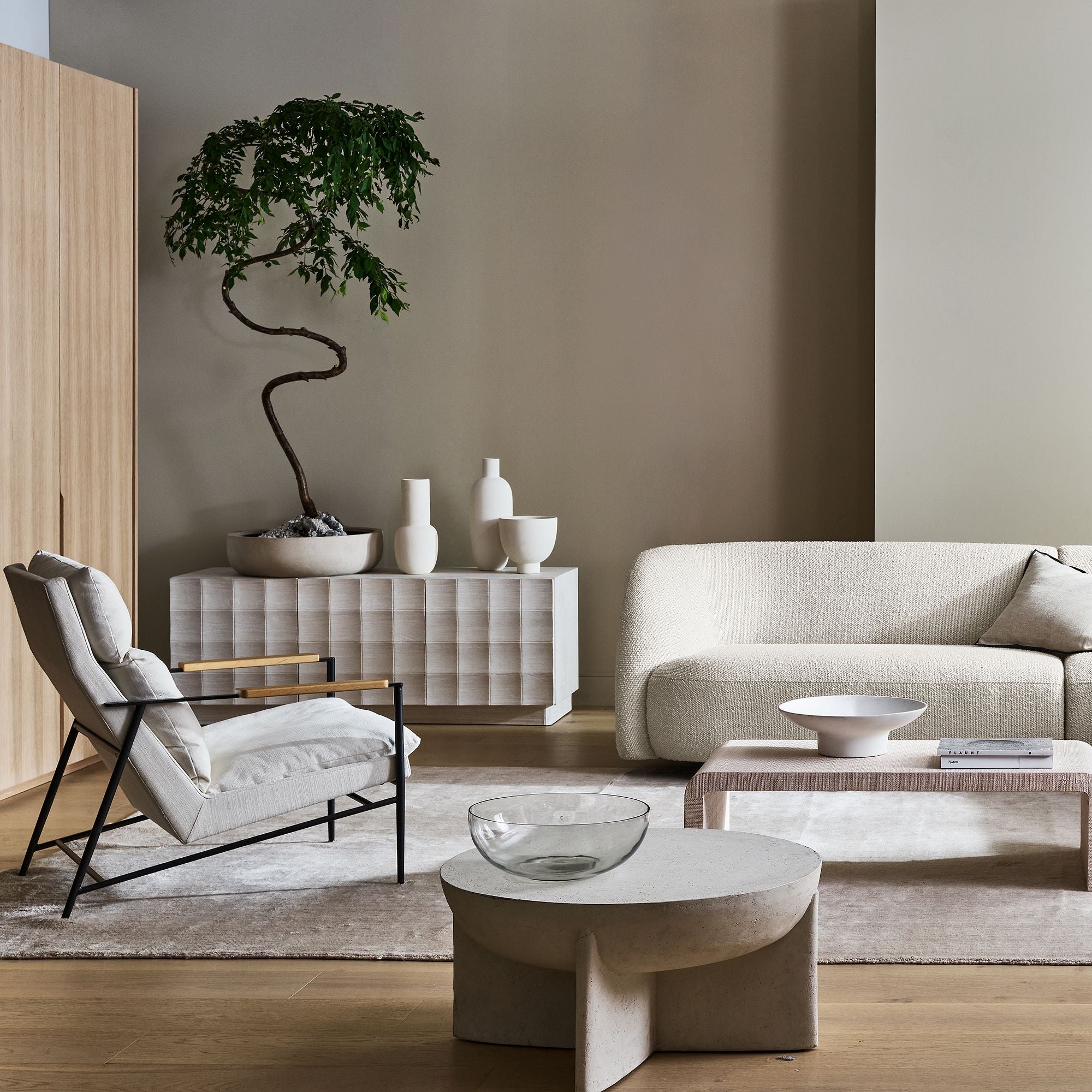 Lein Modern Lounge Chair in Cream Upholstery with Black Metal Frame & Wooden Armrests