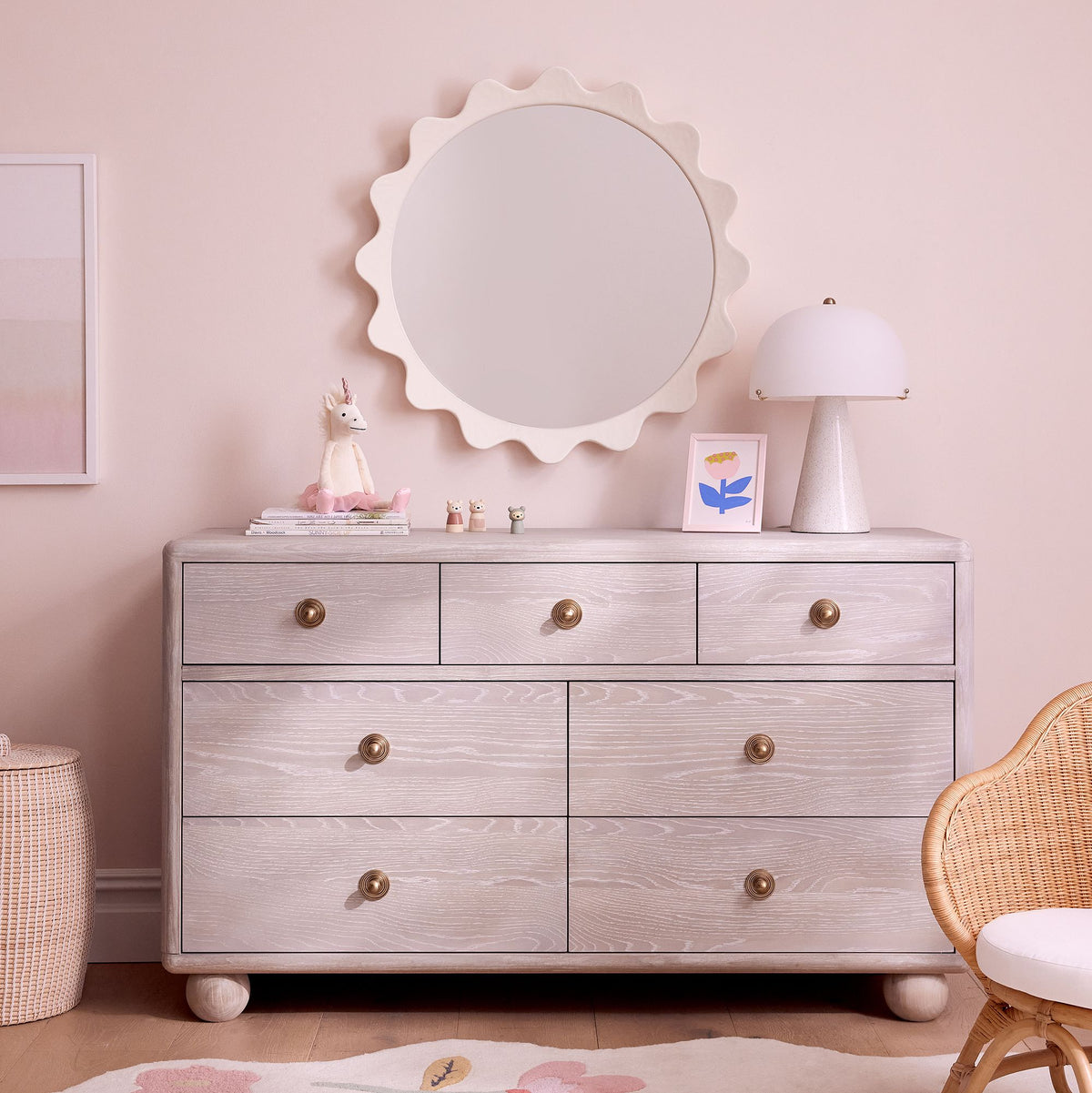 Waqret Sphere Foot 7-Drawer Dresser